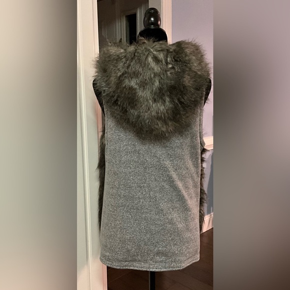 Winter Faux Fur Hooded Vest Lux EUC Jessica Simpson - Picture 6 of 11